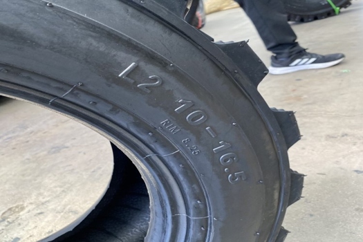 卡沃隆凱斯山貓滑移裝載機：12-16.5充氣真空輪胎，人字花紋，加厚耐磨