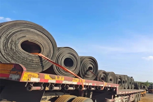 柏益德二手廢舊輸送帶——爬坡式上料運輸帶，環形無接頭防滑設計