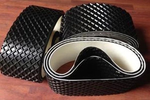 工業(yè)運輸新選擇：花紋輸送帶加擋板PVC耐高溫帶