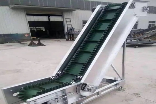 提升效率，穩(wěn)定運輸——大傾角皮帶輸送機爬坡式上料機