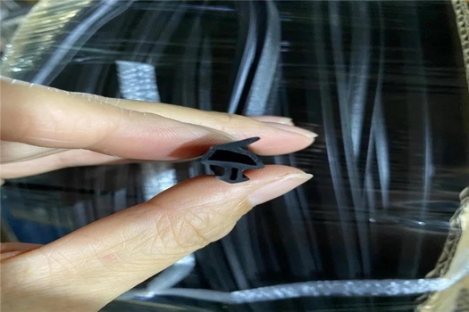 EPDM發(fā)泡橡膠汽車密封條，優(yōu)質(zhì)防護，提升駕駛體驗